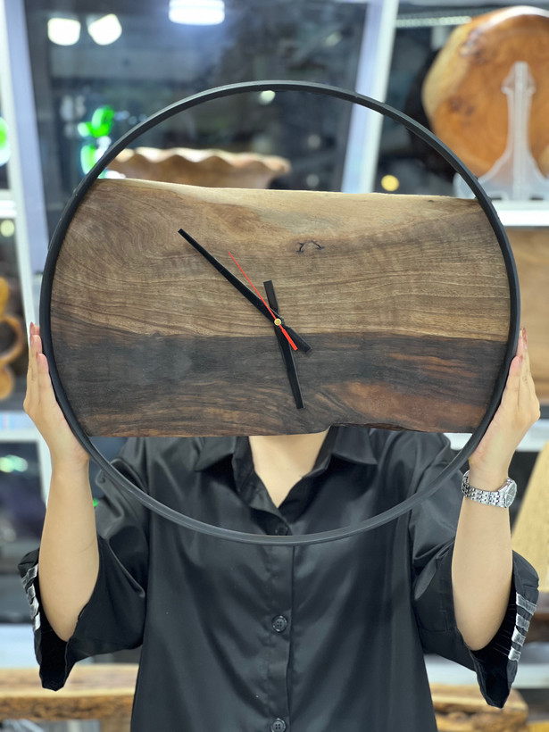 ساعت دیواری چوبی گردو قطر ۵۰ سانتی متر دستساز چورام