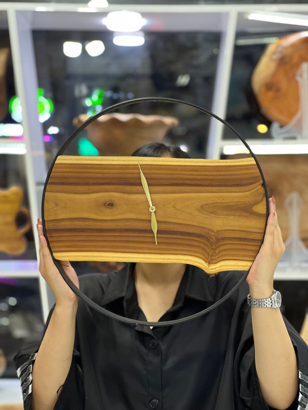 ساعت دیواری چوبی قطر ۴۰ چوب سنجد دستساز چورام